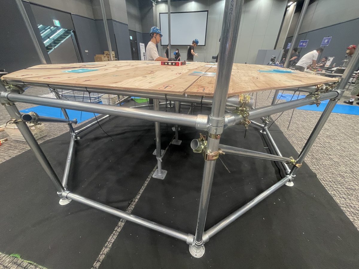 単管と合板で自社施工される八角形リング