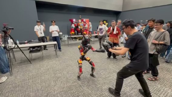幕間のデモで観客と対峙するヒューマノイド