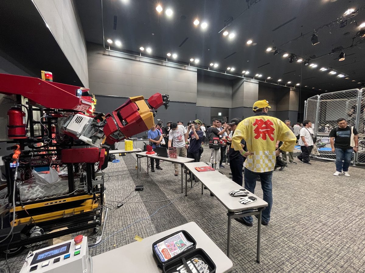 昼の無料展示会の賑わい。左手に大型ロボット・ファイバリオン