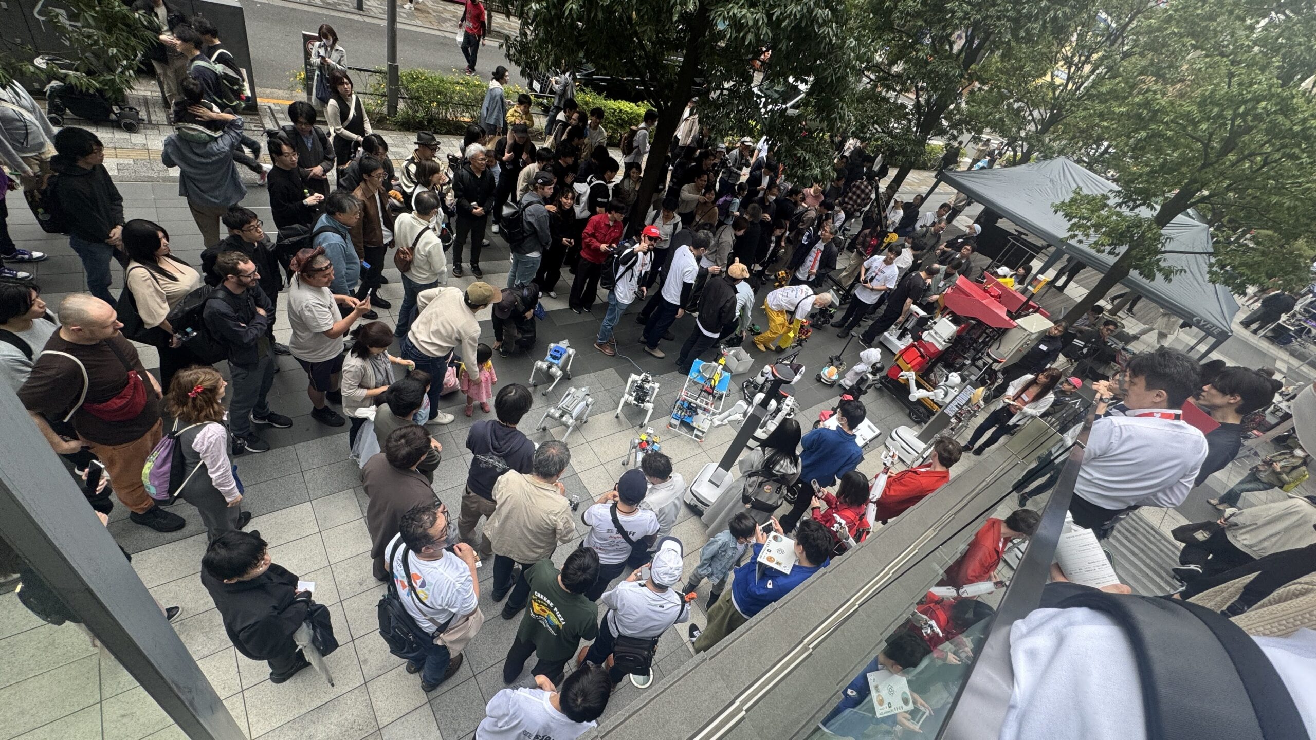 広場での人だかり